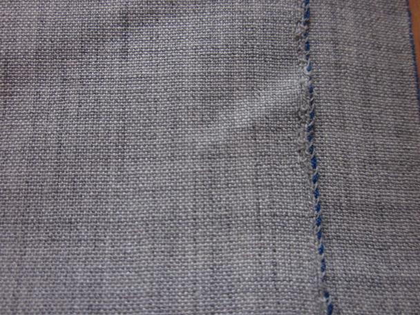 p>派力司是用羊毛织成的平纹毛织品,表面现出纵横交错的隐约的线条